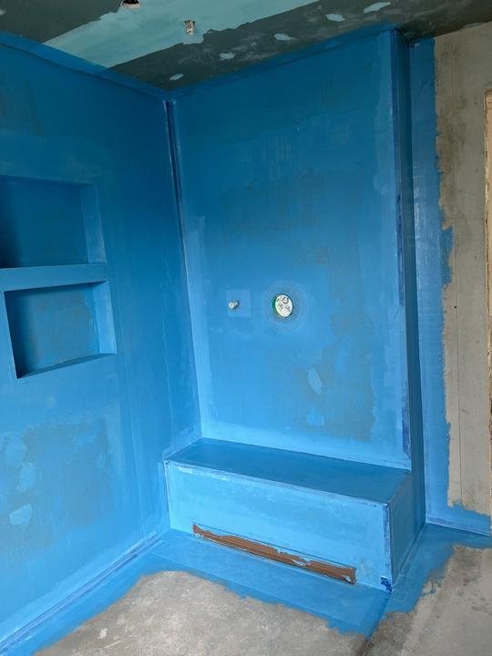 Abgedichtete Dusche mit Sitzbank und Nischen