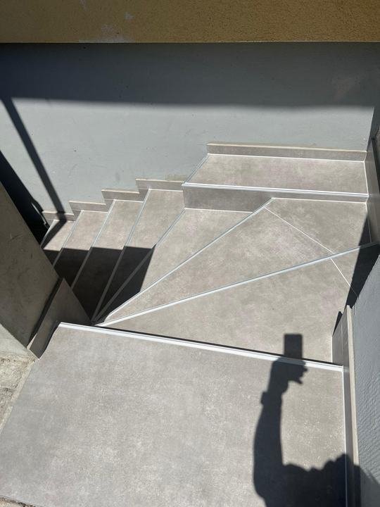 Gewendelter Treppenlauf außen