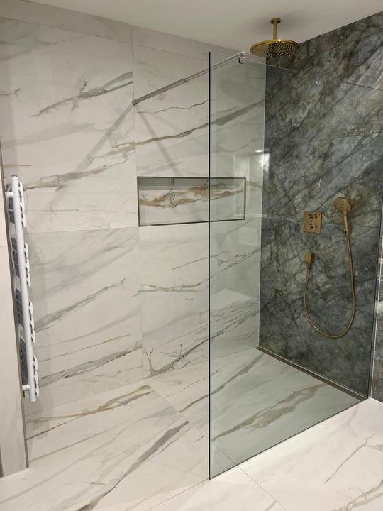Bodengleiche Dusche mit Glaswand