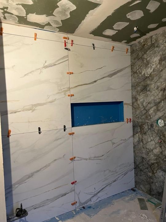 Calacatta-Wand mit Nische, verlegt mit Nivelliersystem
