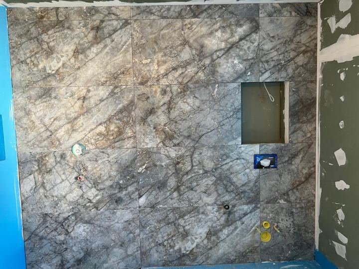 Rückwand in grauer Marmoroptik, Nische ausgespart