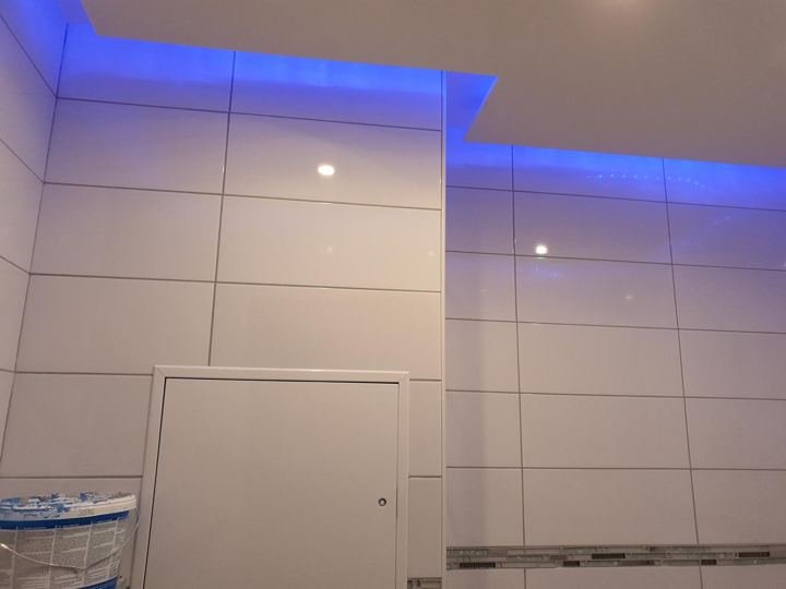 Abgehängte Decke mit LED-Lichtband
