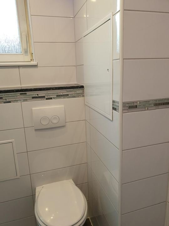 WC mit Bordüre, Granitablage und Revisionsklappe