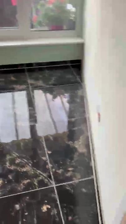 Hochglanzboden vor der Fensterfront