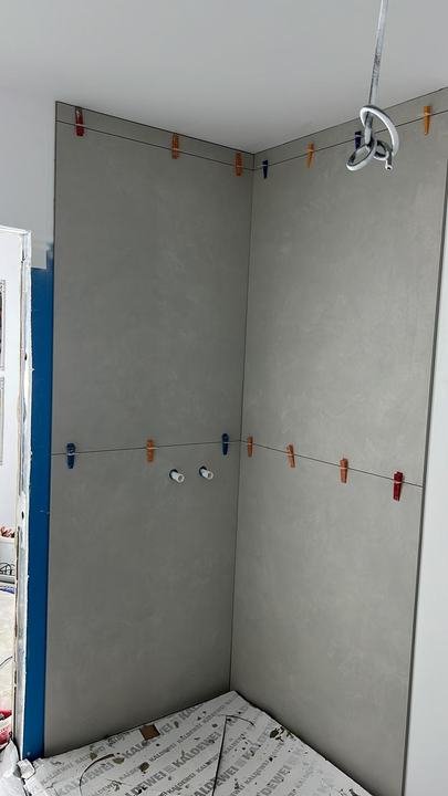 Duschecke mit raumhohen Platten