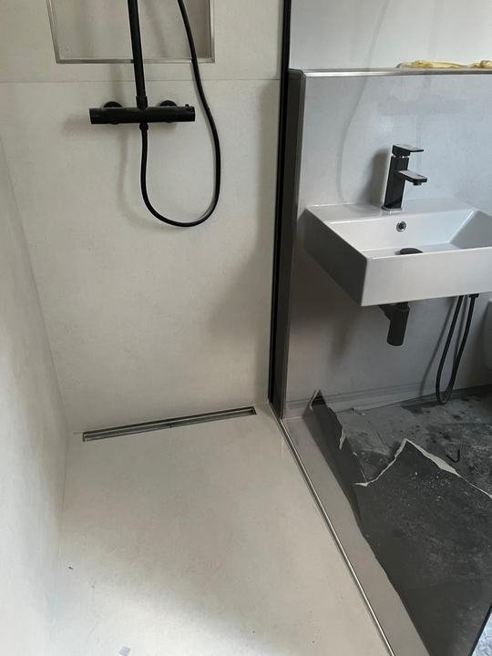 Bodengleiche Dusche mit Edelstahlrinne