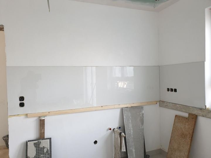 Glasrückwand über Eck, vor der Küchenmontage