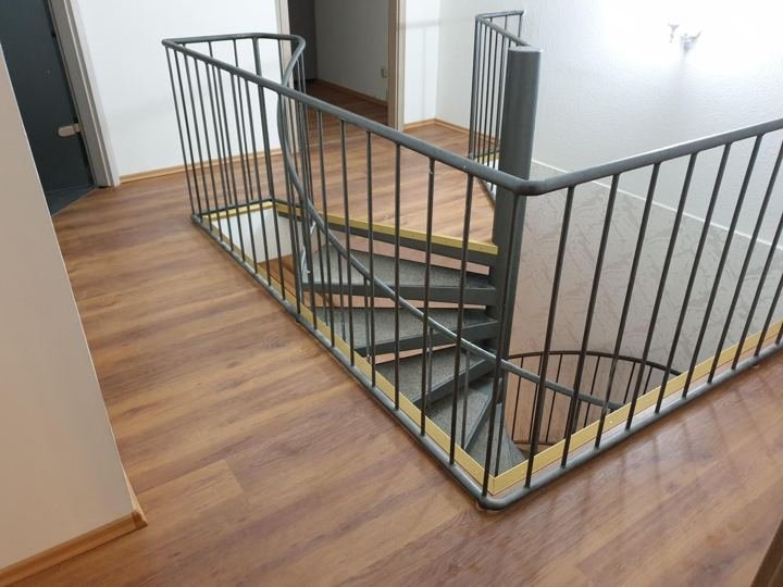 Laminat an der Galerie mit Treppenkante