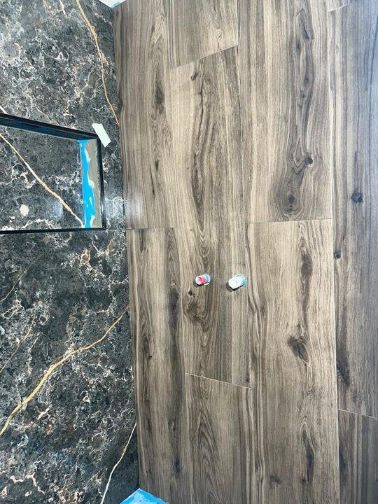 Holzoptik trifft Nero-Marmor