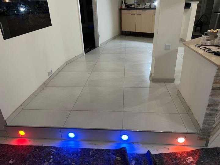 Stufe mit farbigen LED-Einbauleuchten