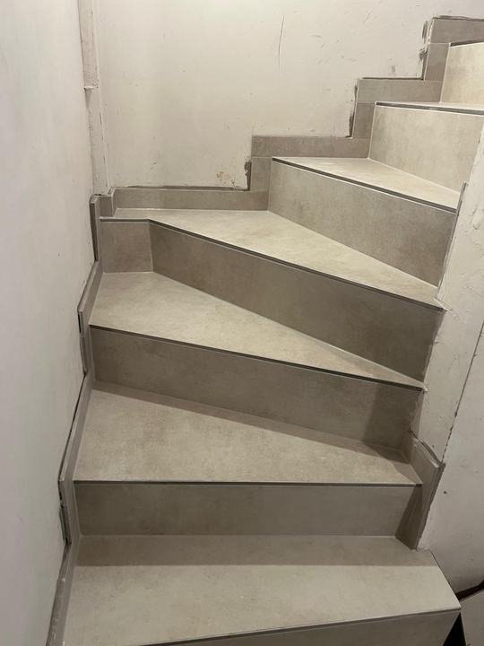 Gewendelte Treppe in Steinoptik